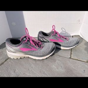 Women’s Brooks Ghost 10. Size 8.5. Grey/pink.